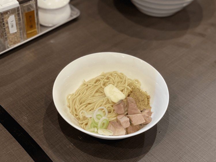 和え玉200円。カルピスバターが贅沢にのる。早く提供できるよう細麺の工夫も。