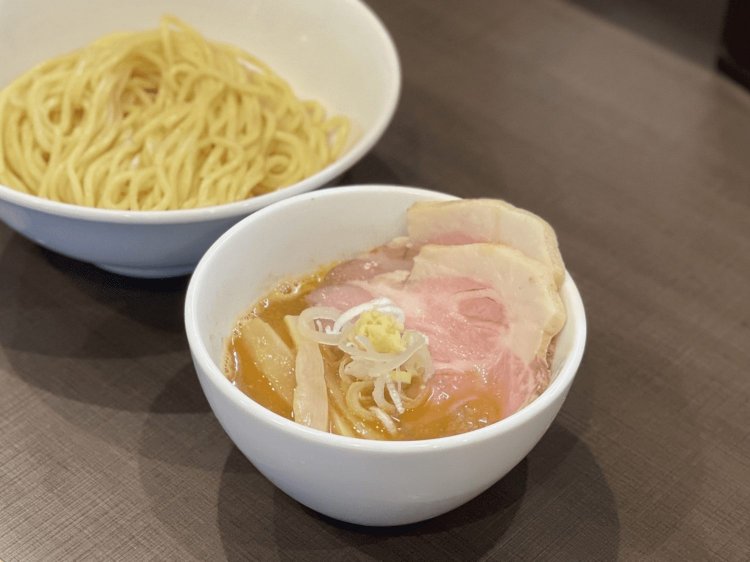 つけ麺 並盛900円。鮮魚のあっさりとした味わいの後に野菜やナッツの濃厚な風味を感じられる。