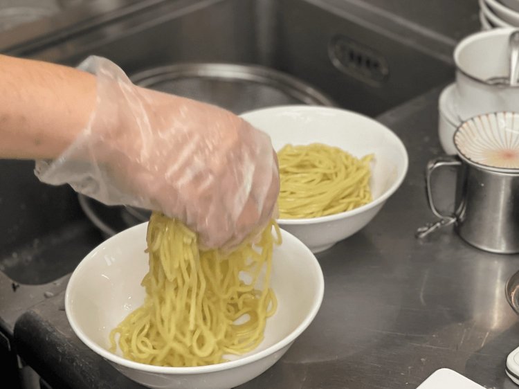 冷水でしめた中太麺。