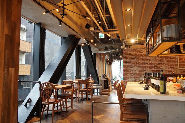 天井まである窓も開放的で、ウッディな造りも落ち着ける。