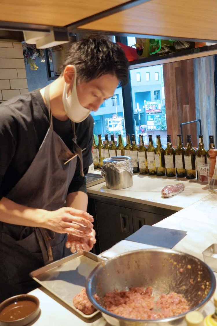 オープンキッチンとなっているので料理のライブ感を得られる。古川店長がランチの準備に追われていた。