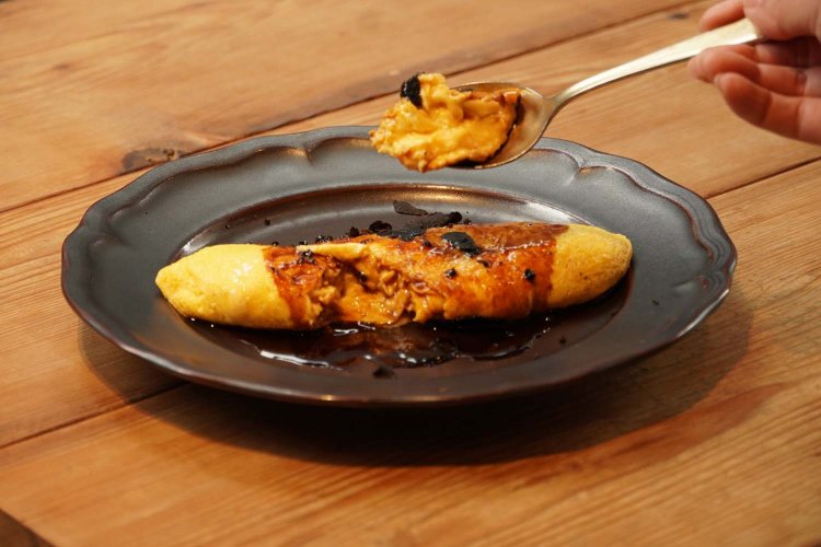 ランチタイムならオムレツランチ1870円として味わえる。