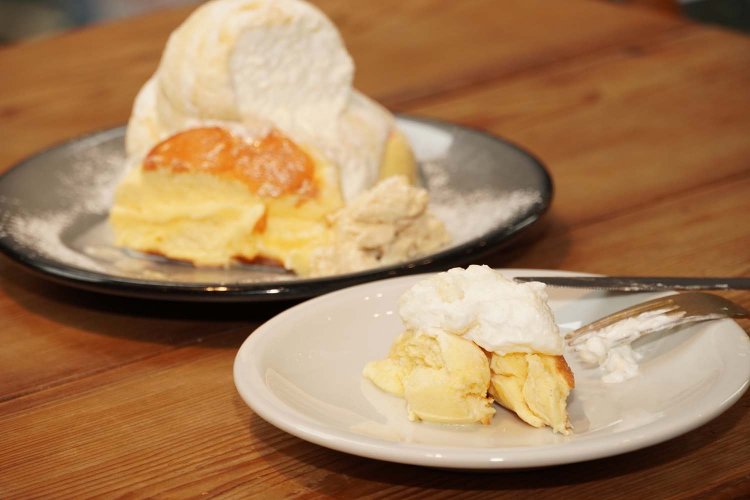 最初は何もかけずにそのまま生地本来の味を堪能したい。トッピングを少しずつ崩しながら、味の変化を楽しもう。