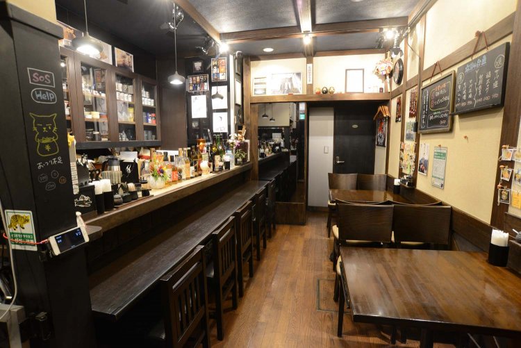 4人掛けのテーブル席2つと、カウンター5席の小ぢんまりとした店内。