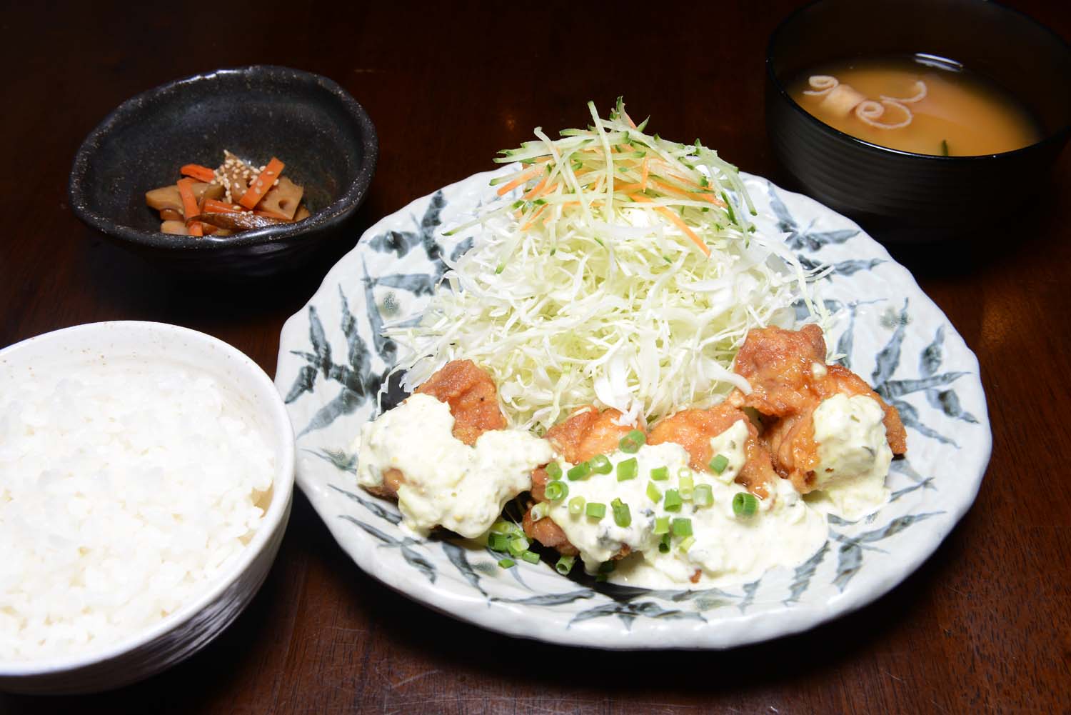 チキン南蛮定食に使う匠の大山鶏をはじめ、鳥取県の食材にこだわった料理もある。