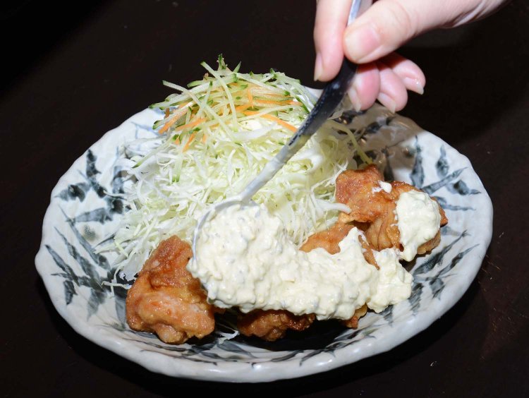 自家製のタルタルソースにはキュウリの漬物を使用している。