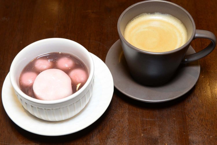 肉球白玉ぜんざい。ホットコーヒーやアイスコーヒーなどのセットは700円。