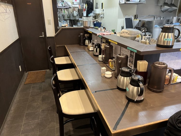 一席一席が比較的広々としているカウンター。ランチ時には満席になる。