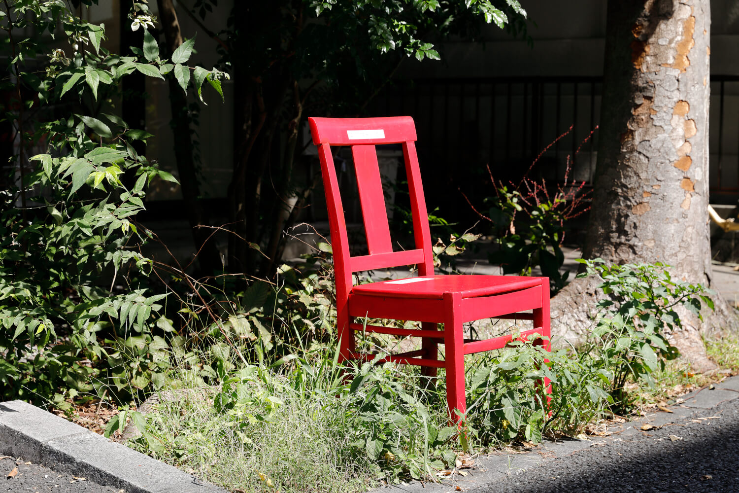 吉祥寺から始まった「ふらり赤い椅子プロジェクト」。商店街や街中で見かけたら座って休憩してみて。
