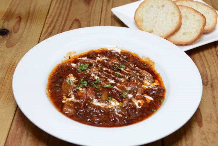 牛すじの赤ワイン煮込みにはバゲットが付いていて、つまみにもいい。