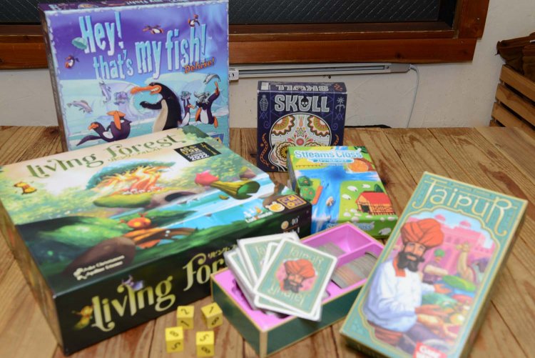 頭を使う系やアクション系など、さまざまなボードゲームがそろっている。