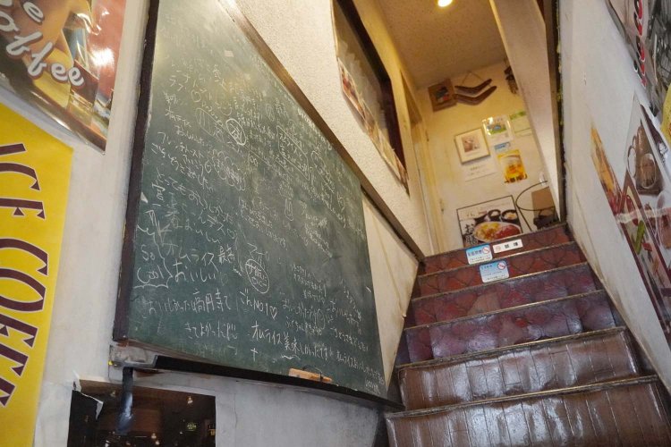 創業当時、駅には必ず設置されていた伝言板をヒントに掲げたという。ファンのメッセージボードになっている。