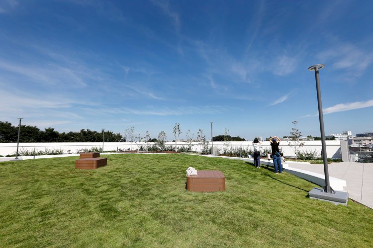 開放感あふれる『阿佐谷けやき公園』の阿佐谷地域区民センター屋上庭園。