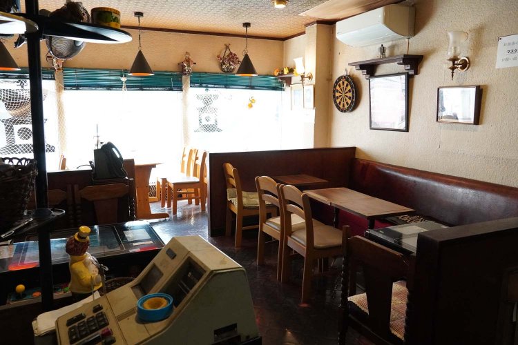 壁面には名画も飾られて、中村さんご夫妻のセンスが光る。