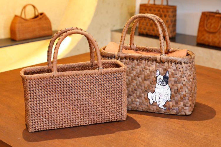 山ぶどうのカゴバッグ（左）6万1600円。