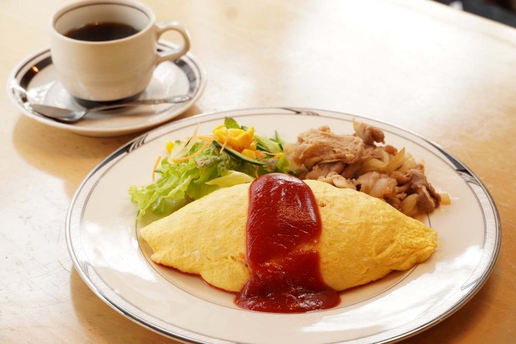 オムライスと生姜焼きがセットになった、ワンプレート980円とセットコーヒー220円。