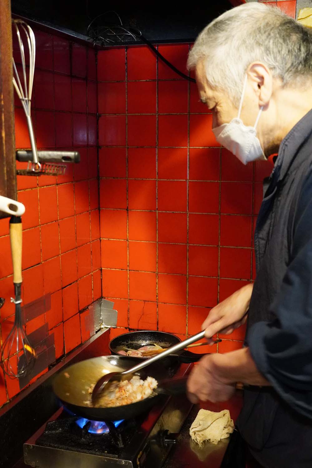 洋二さんは中華料理出身ということもあり、料理は中華鍋で作ることが多い。