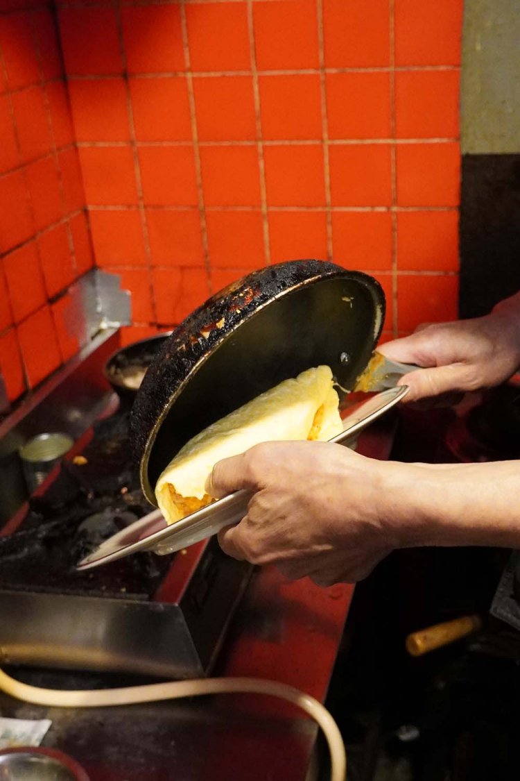 お皿に盛り付ける時に、ケチャップライスをくるっと包む。