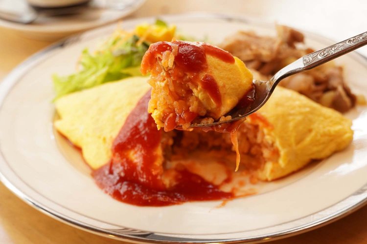 ベーコンと玉ネギのシンプルなケチャップライスだが、主張しすぎず薄焼き卵とのバランスがよい。