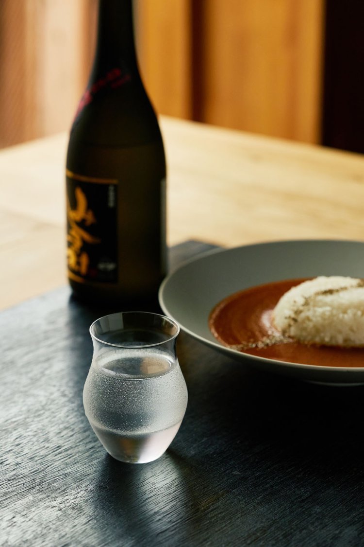 希少な芋焼酎「みしま村」1500円と、特製スパイスカレー800円。