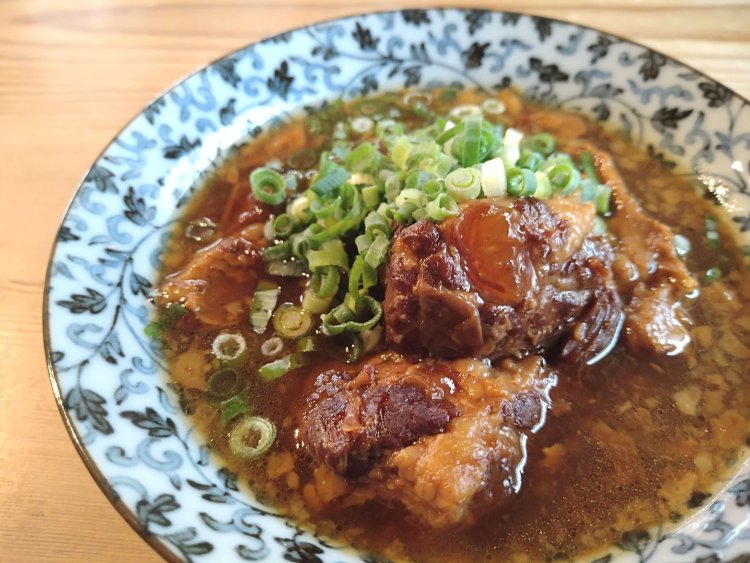 おすすめ料理の一つ、豚バラ軟骨とろとろ煮900円。