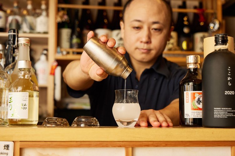 焼酎の水割りをシェイクする土山さん。