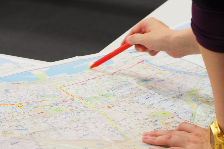 私、架空の路線図を考えすぎて、おぼえちゃったんですよ（笑）」。能町さんが地図に路線図をすらすら描きこんでいく。