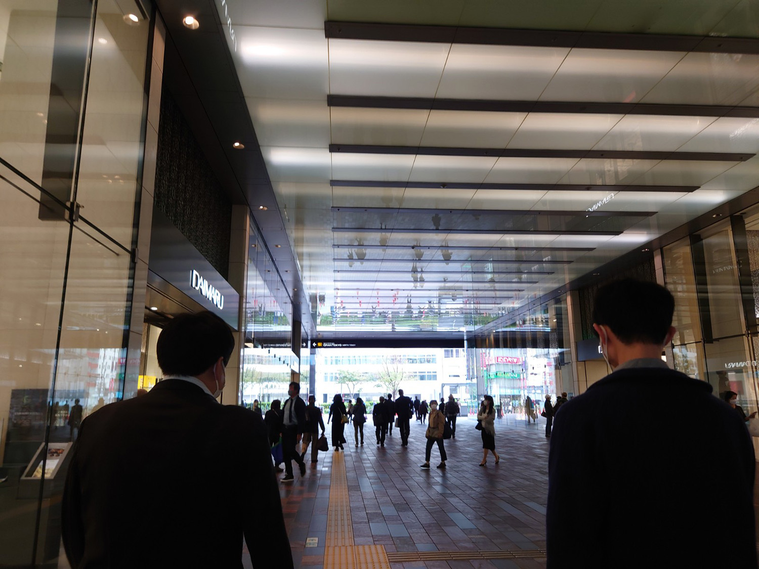 東京駅構内。八重洲北口へ向かう筆者（右）と編集長・星野。