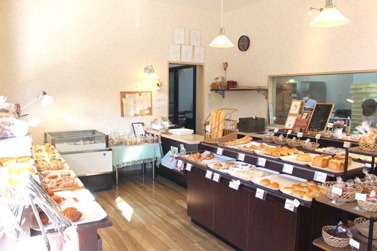 広々としていて、パンの選びやすい店内。