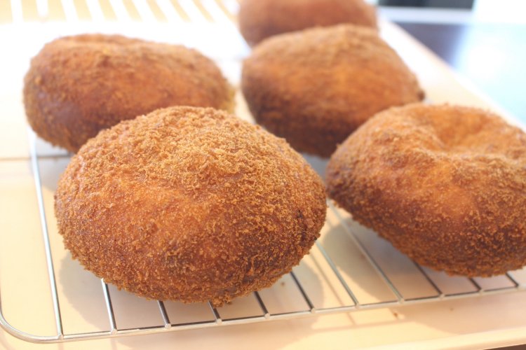 角煮の入ったビーフカレーパン200円も人気。