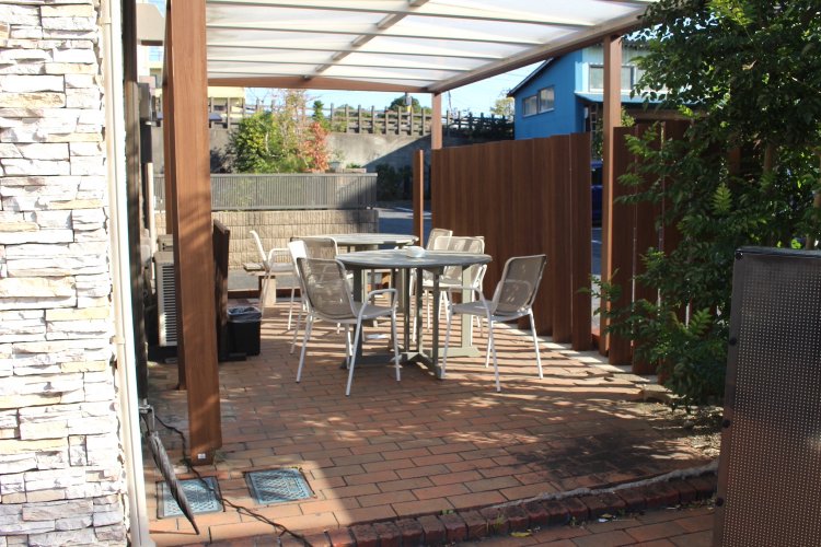 店横のテラス席。すぐそばが線路で、食べていると電車が通り過ぎていく。