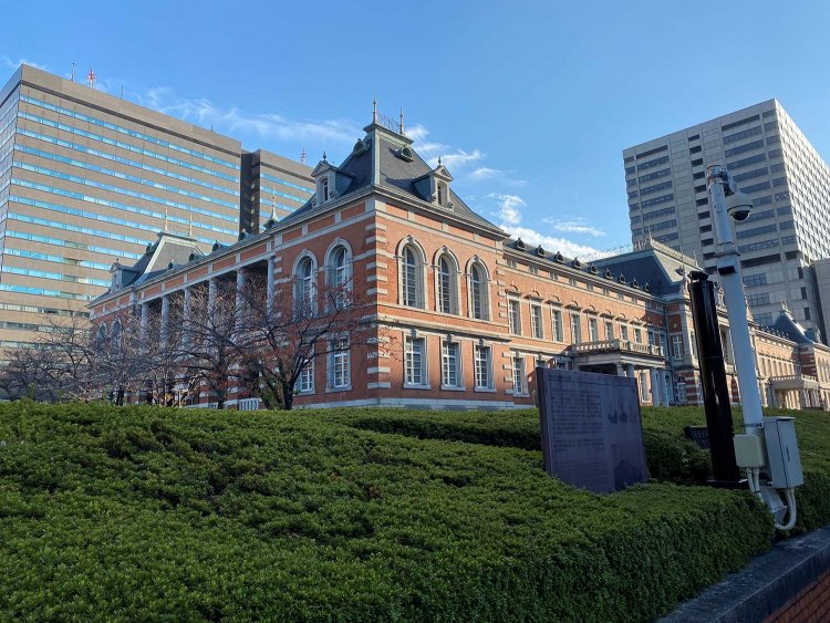 『法務省旧本館 赤れんが棟』。屋根はスレート葺（ぶき）、外壁は赤れんがを基調に柱や窓周りに白い石材を用いている。