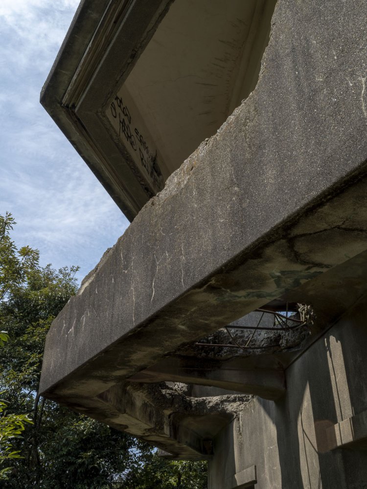 鉄筋コンクリート造り黎明期の建築物である。このV字状に迫り出した箇所が観測室。