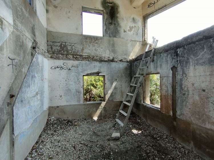 裏口の扉はとうに失われておりそこから中へと入ると、2階部分の床が無くなっていた。