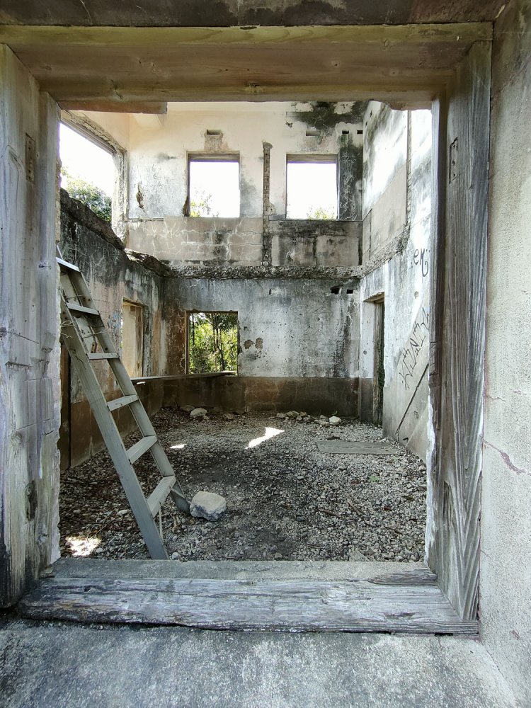 裏へまわる途中の窓から中を除く。窓枠が木なので額縁のように見えて面白かった。