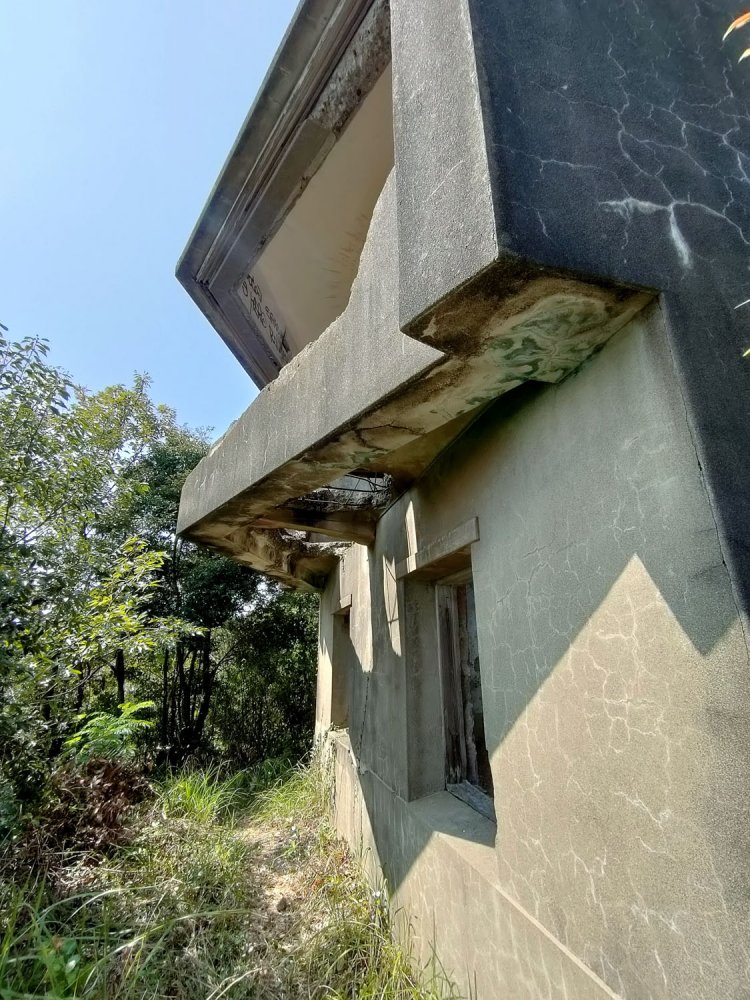 スマホを用いて広角で撮る。このように二階部分だけが迫り出しており、かなり特徴的な建築物であることがわかる。