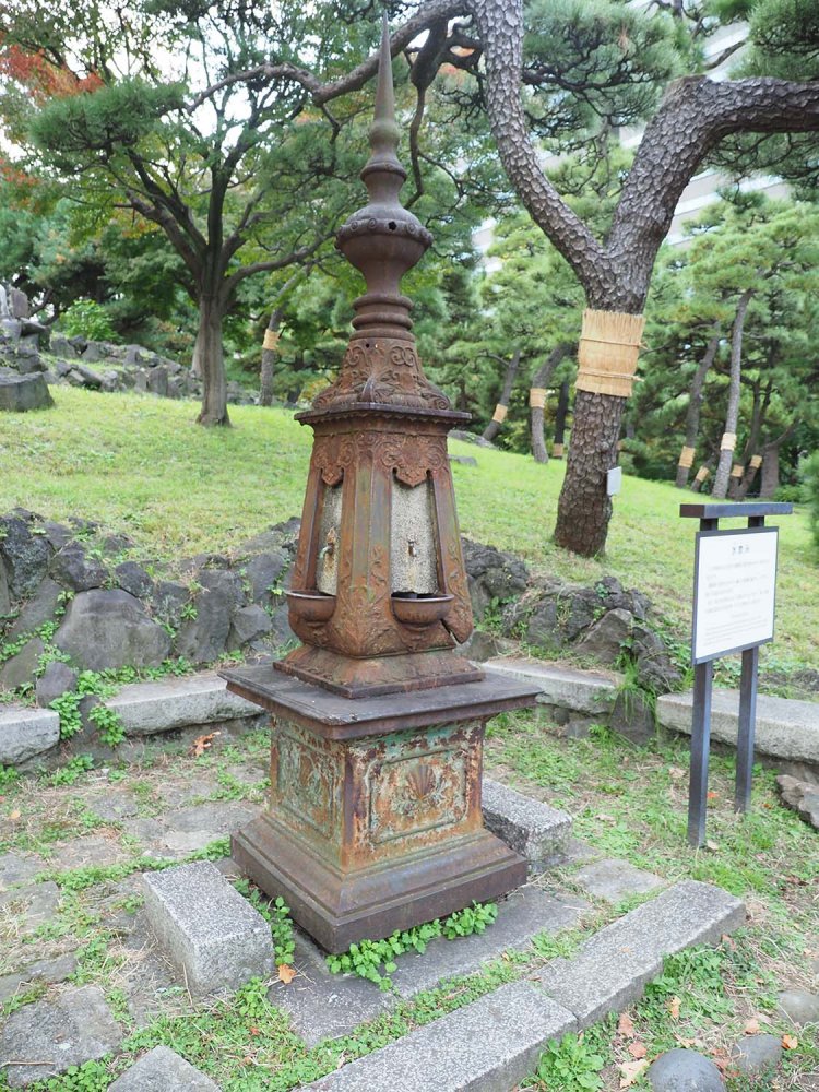日比谷公園の馬の水飲み場。馬が重要な運搬手段だった頃は、各所に馬の水飲み場が造られていたそう。