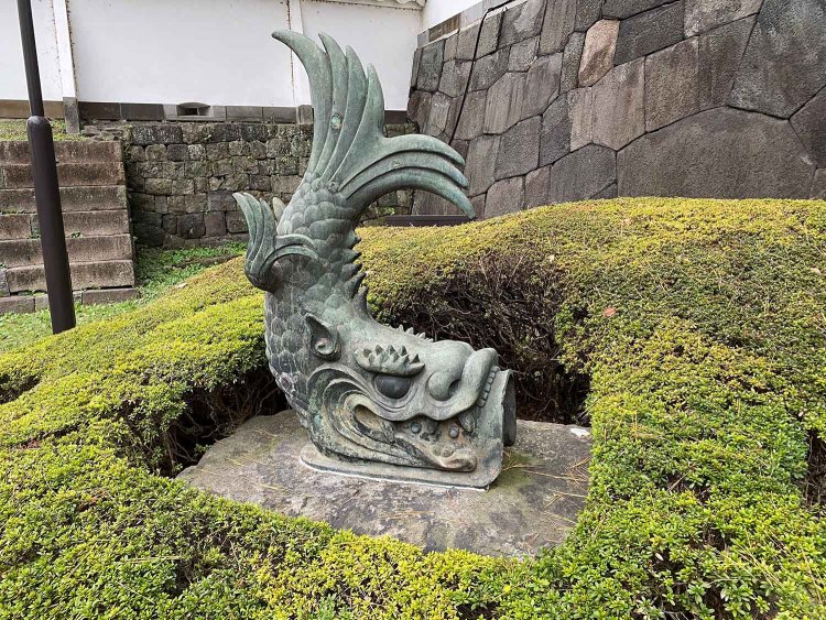 旧大手門渡櫓（わたりやぐら）の鯱（しゃちほこ）。写真を撮っているときに雨が降ってきた！