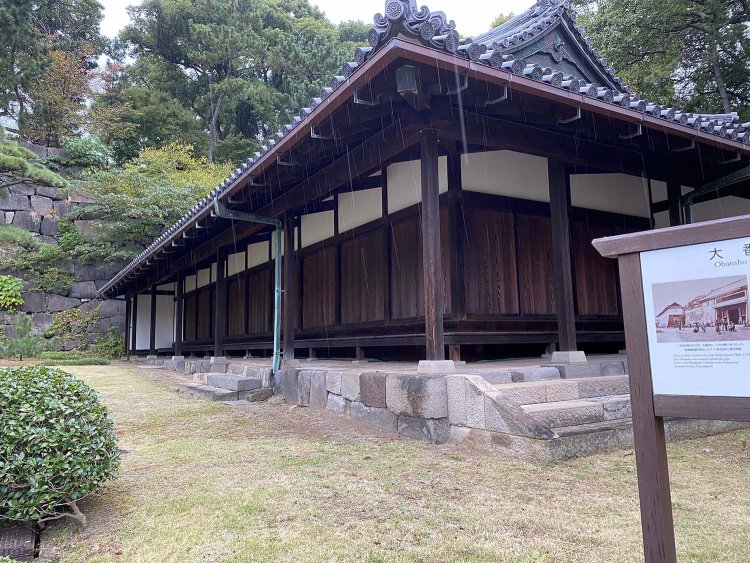 大番所。このときが雨のピークだった。雨の線が見えるだろうか。
