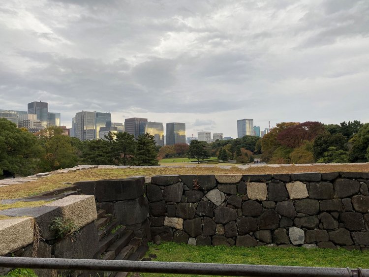 天守台。この日は外国の方も多く見かけた。