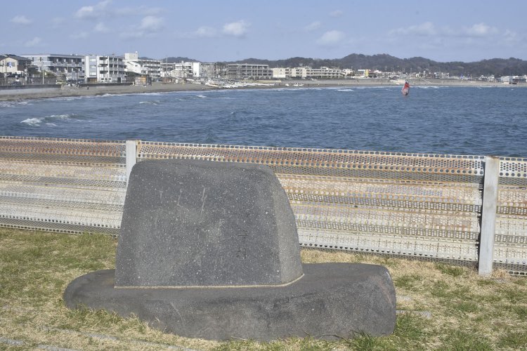 坂ノ下の鎌倉海浜公園内に立つ歌碑は船の形。相模湾に船出するような印象を抱く。