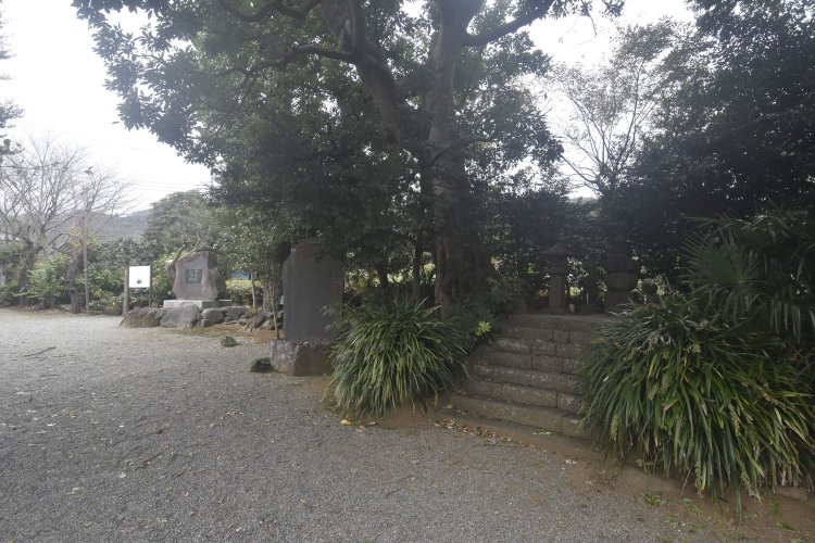 秦野市にある実朝首塚。左奥の石碑は佐佐木信綱揮毫の実朝歌碑。