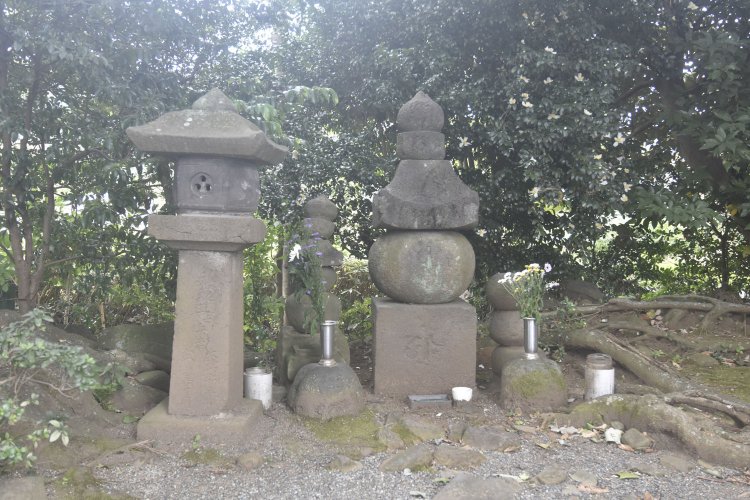 ひっそりと立つ実朝の首塚。