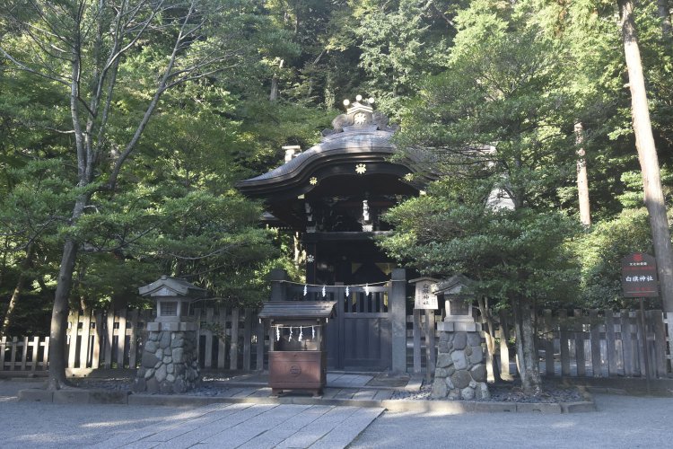 頼朝と実朝が祀られている鶴岡八幡宮末社の白旗神社。