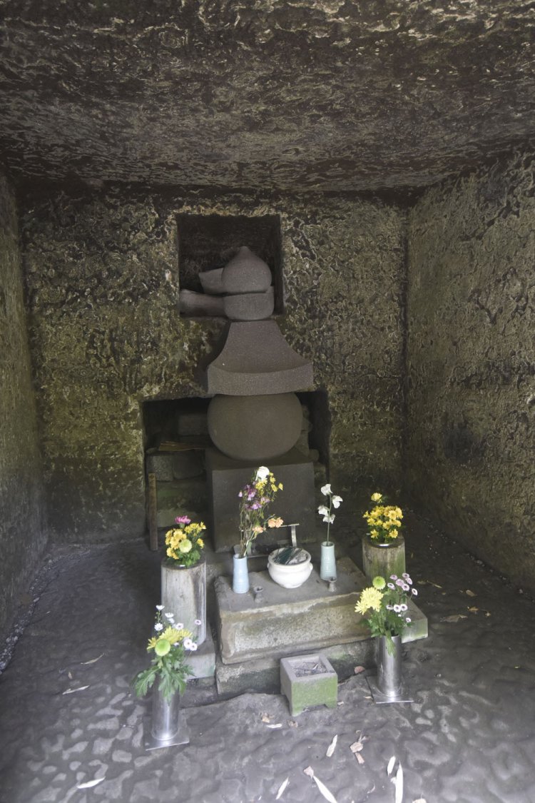 源実朝のものと伝えられている墓。