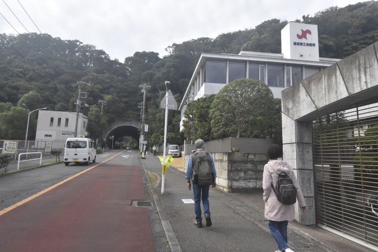 写真左手が鎌倉市役所。右手に鎌倉商工会議所が見える。