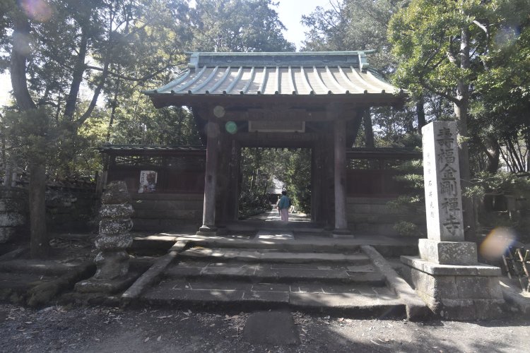 鎌倉五山の第三位、寿福寺の山門。