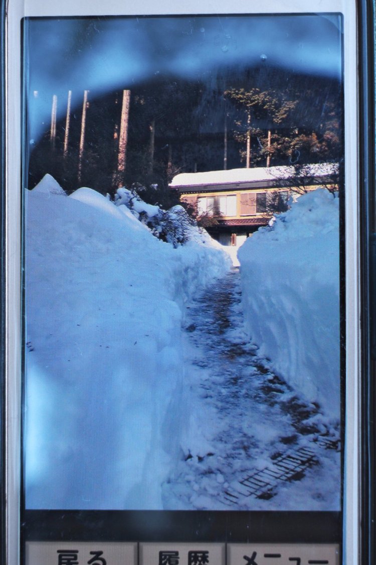 10年ほど前の豪雪の年。旭さんの家の前では1ｍは積もったという。１週間ほど閉じ込められたそう。