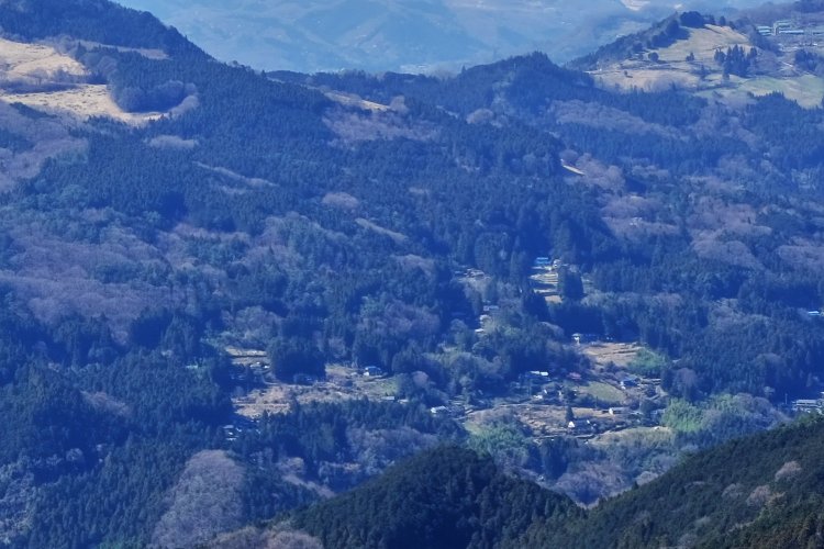 朝日根の南東側にある堂平山からの遠望。右下が朝日根の集落。左上が大霧山になる。
