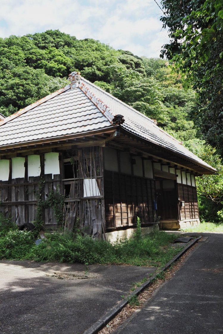 子安の里ではよく知られている軽部家の長屋門。長屋門のある家は県道の反対側にもう1軒ある。
